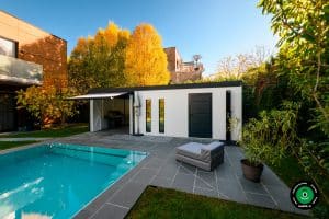 Otvoren&yacute; pr&iacute;stre&scaron;ok so z&aacute;hradn&yacute;m grilom pri baz&eacute;ne