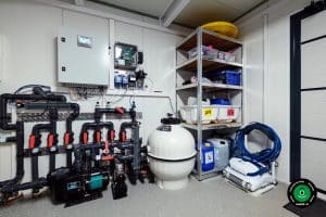 Pr&iacute;stre&scaron;ok so z&aacute;hradn&yacute;m grilom a otvoren&yacute;mi dverami do z&aacute;hrady