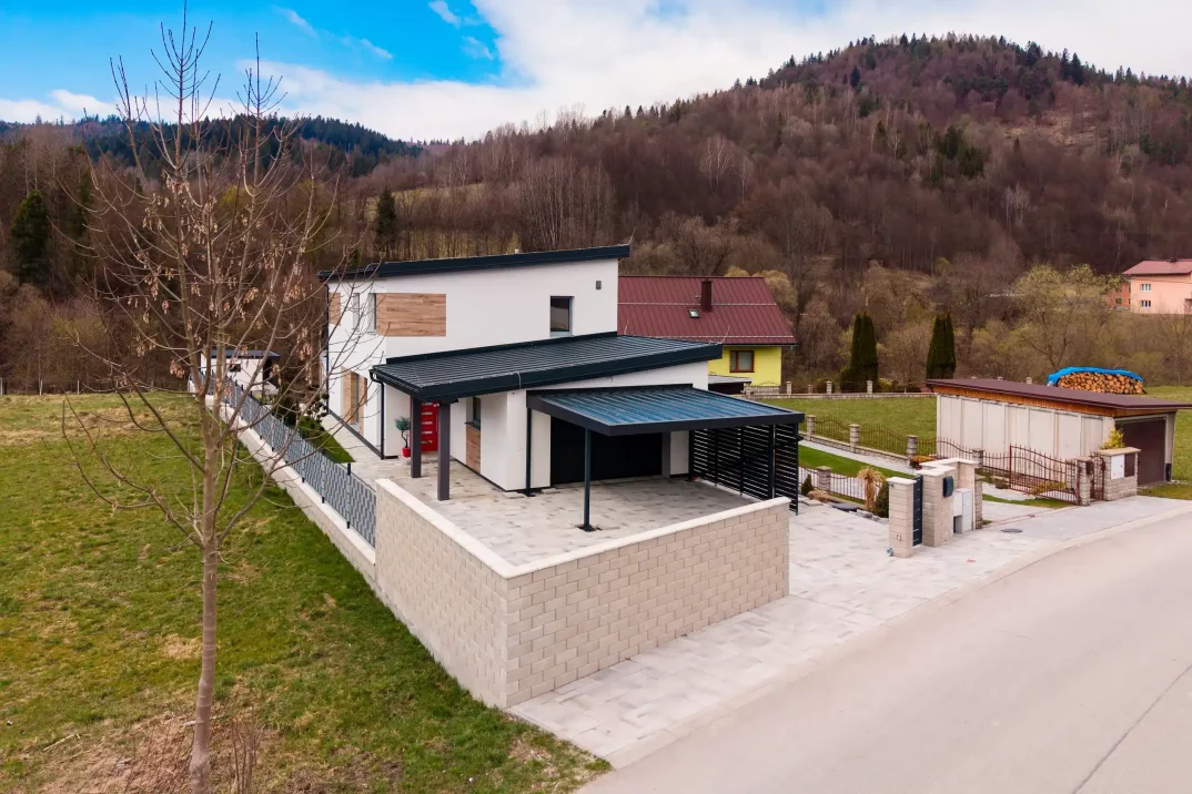 Moderný hliníkový prístrešok pre auto s antracitovou pultovou strechou
