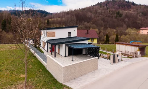 Moderný hliníkový prístrešok pre auto s antracitovou pultovou strechou