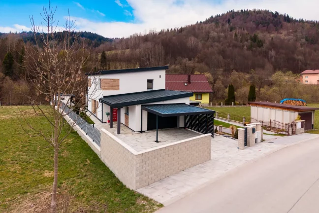 Moderný hliníkový prístrešok pre auto s antracitovou pultovou strechou