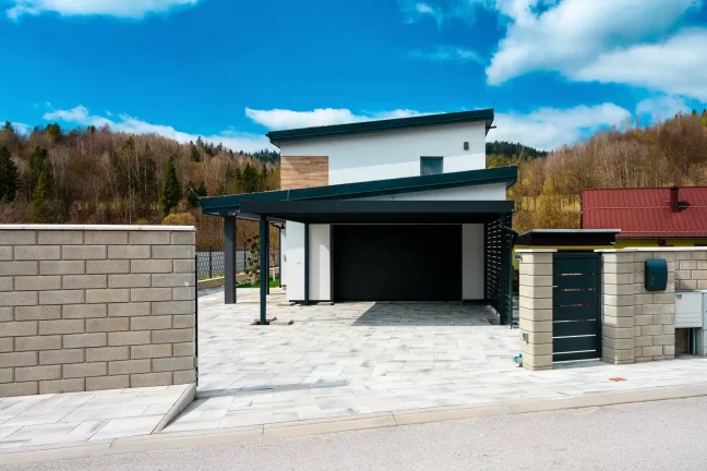 Štýlový prístrešok pre dve autá s modernou oceľovou konštrukciou