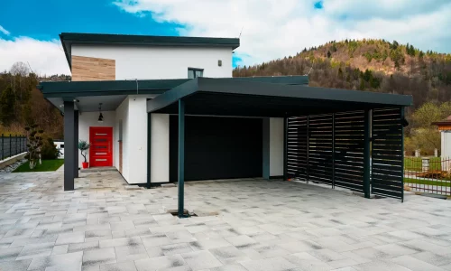 Minimalistický prístrešok pre auto s tienenou bočnou stenou a strechou