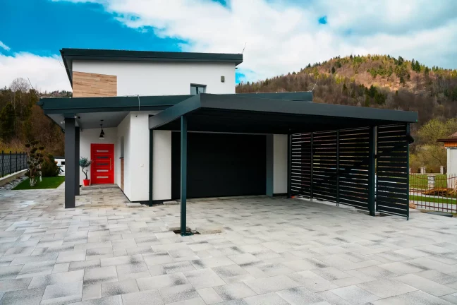 Minimalistický prístrešok pre auto s tienenou bočnou stenou a strechou