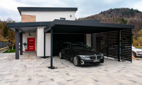 Moderný prístrešok na auto s pevnou konštrukciou a elegantným dizajnom