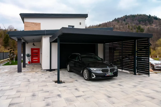 Moderný prístrešok na auto s pevnou konštrukciou a elegantným dizajnom
