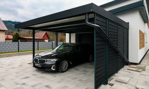 Priestranný prístrešok pre autá s antracitovou konštrukciou pri rodinnom dome