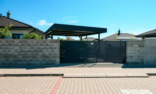Moderný prístrešok pre jedno auto s antracitovou oceľovou konštrukciou