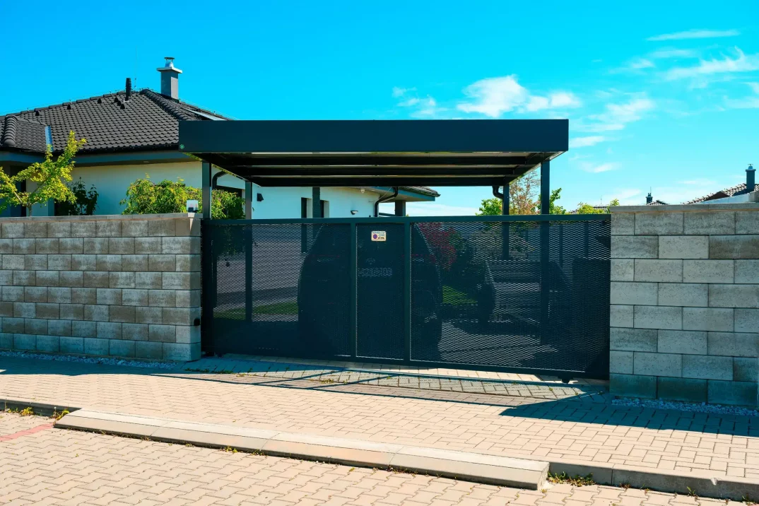 Štýlový prístrešok na parkovanie auta pri modernom rodinnom dome