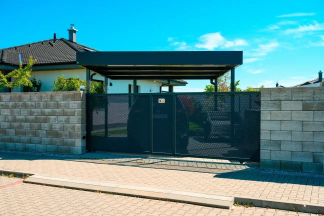 Štýlový prístrešok na parkovanie auta pri modernom rodinnom dome