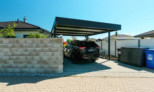Praktický prístrešok pre auto s pevnou strešnou konštrukciou a tienením