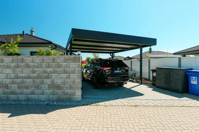 Praktický prístrešok pre auto s pevnou strešnou konštrukciou a tienením