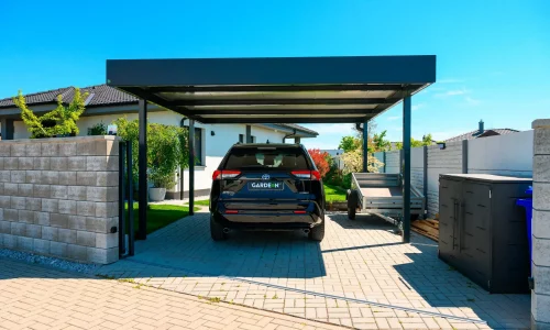 Minimalistický prístrešok pre jedno auto s moderným dizajnom a strechou