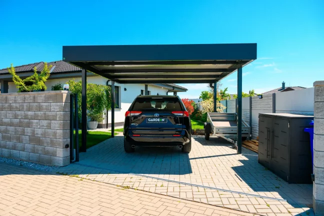 Minimalistický prístrešok pre jedno auto s moderným dizajnom a strechou