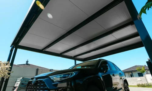 Detail modernej strešnej konštrukcie prístrešku pre osobné motorové vozidlo