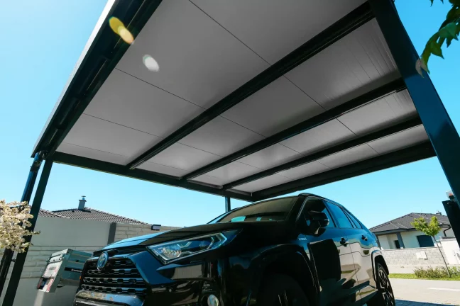 Detail modernej strešnej konštrukcie prístrešku pre osobné motorové vozidlo