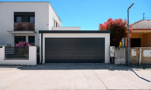 Štýlový prístrešok pre auto s integrovanou garážovou bránou a tienením