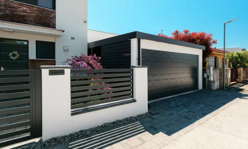 Praktický prístrešok na parkovanie auta s modernou antracitovou konštrukciou
