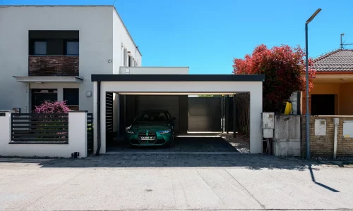 Elegantný prístrešok pre auto s pevnou strechou a bočnými lamelami