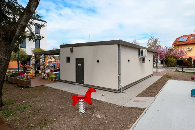 Moderný gastro kiosk s elegantnou terasou a kvalitným vonkajším prevedením
