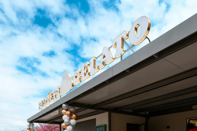Predajňa zmrzliny s modernou architektúrou a krytým priestorom pre hostí