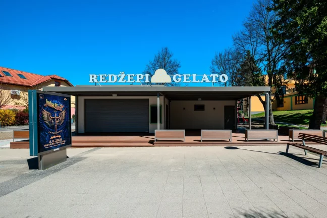 Štýlový zmrzlinový stánok s modernou fasádou a vonkajším sedením