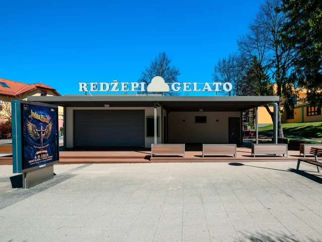 Štýlový zmrzlinový stánok s modernou fasádou a vonkajším sedením