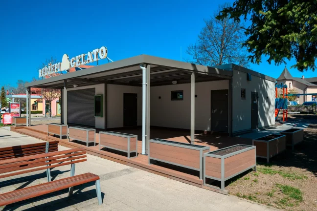Predajňa remeselnej zmrzliny s krytou terasou a moderným dizajnom