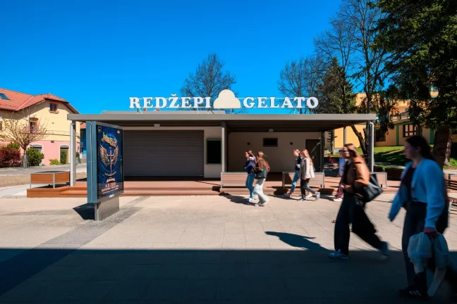Elegantná predajňa zmrzliny s veľkou terasou a posedením vonku