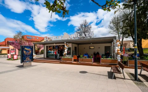 Praktická predajňa zmrzliny s moderným prestrešením a terasou