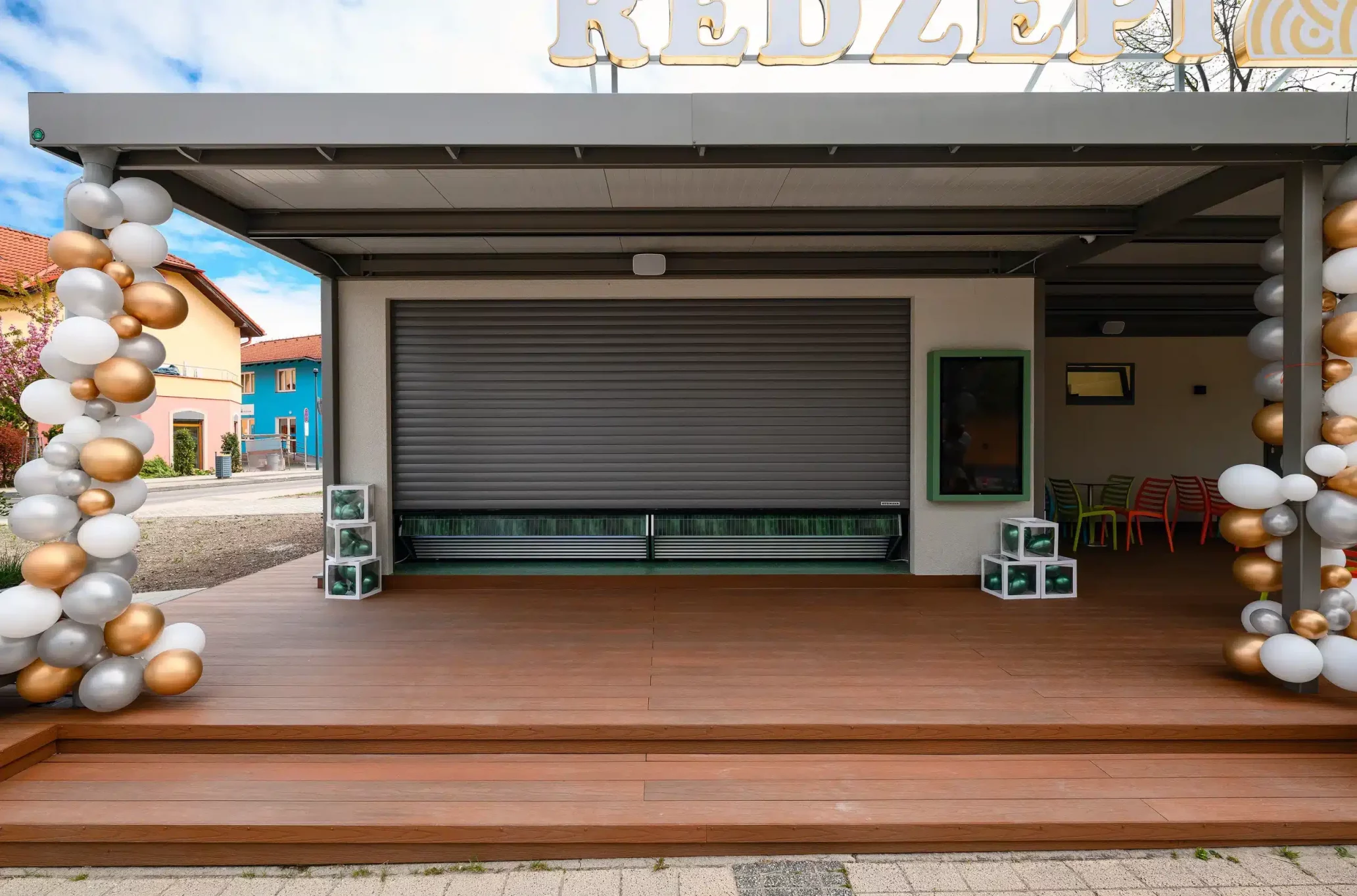 Štýlový zmrzlinový priestor s otvoreným konceptom a moderným vybavením.