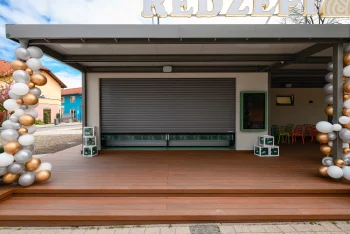 Štýlový zmrzlinový priestor s otvoreným konceptom a moderným vybavením.