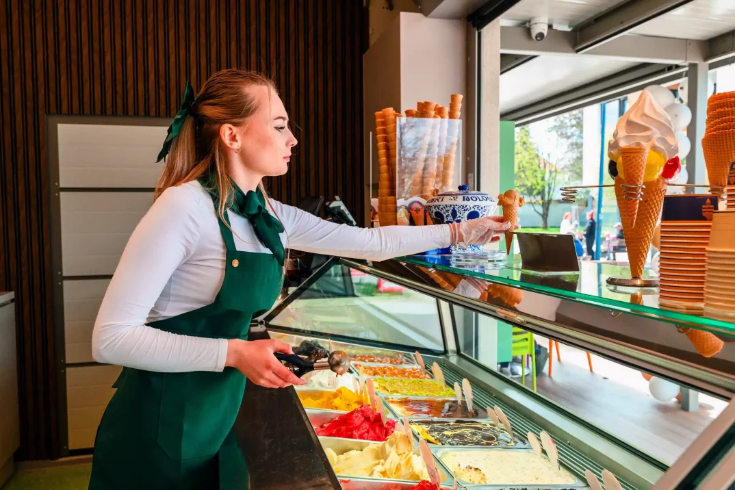 Obsluha pripravujúca .zmrzlinu v modernom gastro priestore.