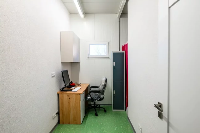 Technická miestnosť v gastro prevádzke s moderným vybavením a umývadlom