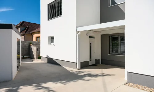 Štýlový záhradný domček s krytým prístreškom a modernou architektúrou.