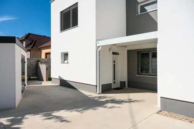 Štýlový záhradný domček s krytým prístreškom a modernou architektúrou