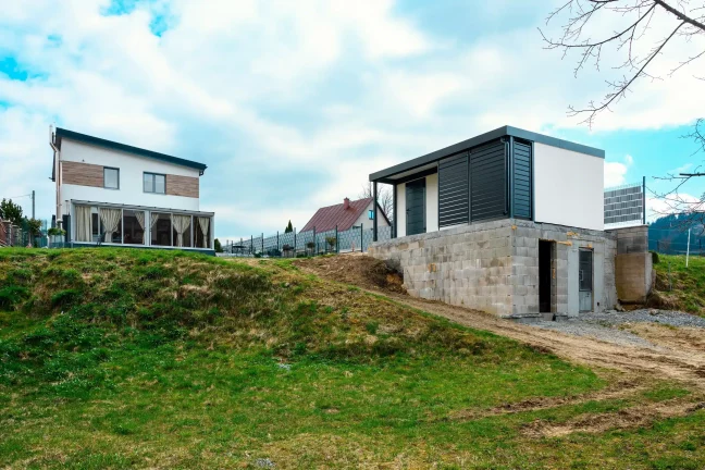 Praktický záhradný domček s krytým prístreškom a modernou fasádou