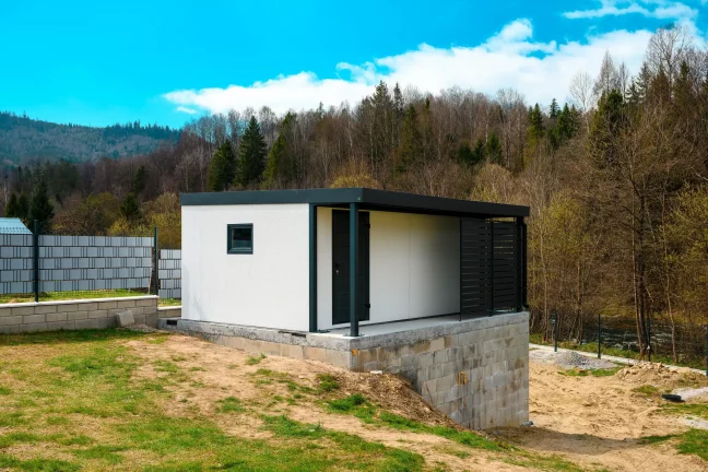 Moderný montovaný záhradný domček s prestrešenou terasou a bočnou stenou