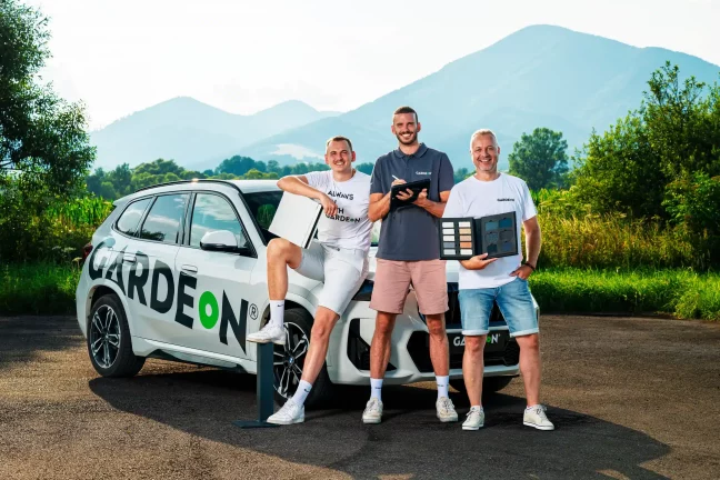 Obchodní agenti GARDEON s vzorkovníkom farieb pri firemnom BMW.