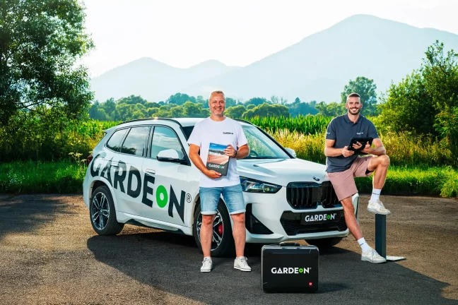 Dvoch agentov GARDEON s vzorkovníkom a tabletom sprevádza firemné BMW.