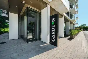 Detail vstupu s n&aacute;pisom GARDEON pred vstupom do pobočky