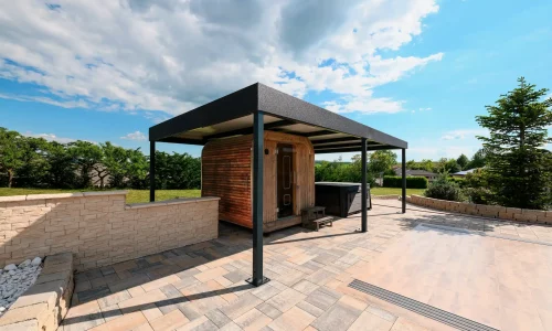 Voľne stojaca antracitová pergola s plochou strechou na dláždenej terase, zelená záhrada v pozadí