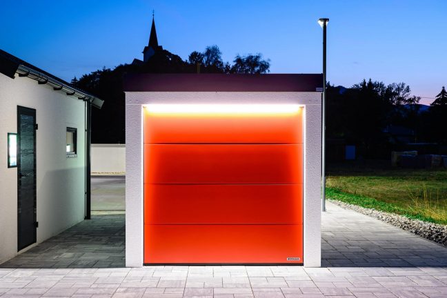 Oranžová brána Hörmann na garáži s omietkou KABE.