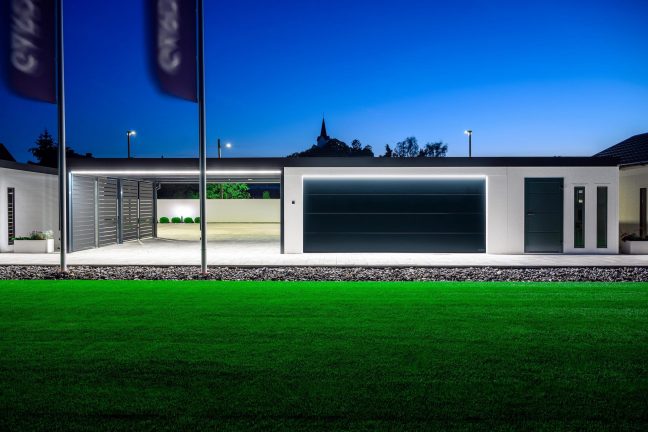 Rozsiahly showroom GARDEON s omietkou KABE a antracitovými bránami Hörmann.