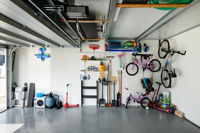 Interiér garáže s bicyklami pre 2 autá