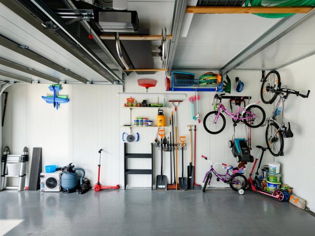 Interiér garáže s bicyklami pre 2 autá