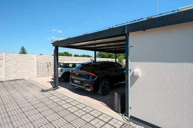 Detail bezpečnostnej kamery a nabíjačky pri čiernom aute