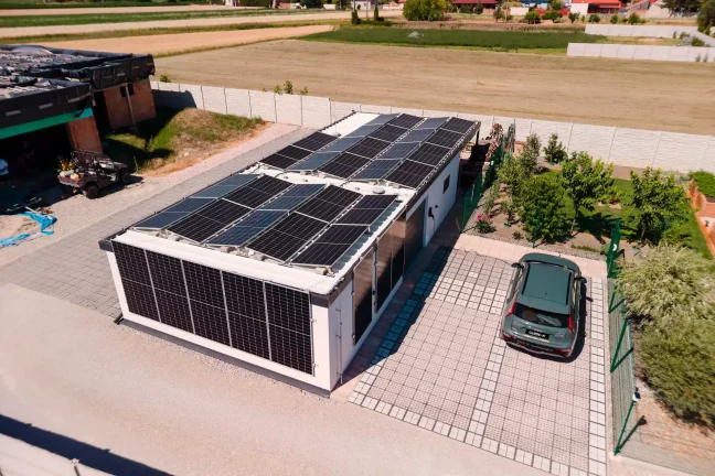 Letecký pohľad na susedný pozemok v rekonštrukcii s hŕbou dreva