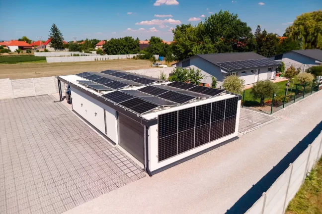 Nízky letecký pohľad na solárne panely pri susedných domoch