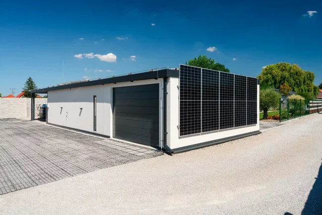 Bočný pohľad na dom s garážovou bránou a solárnymi panelmi
